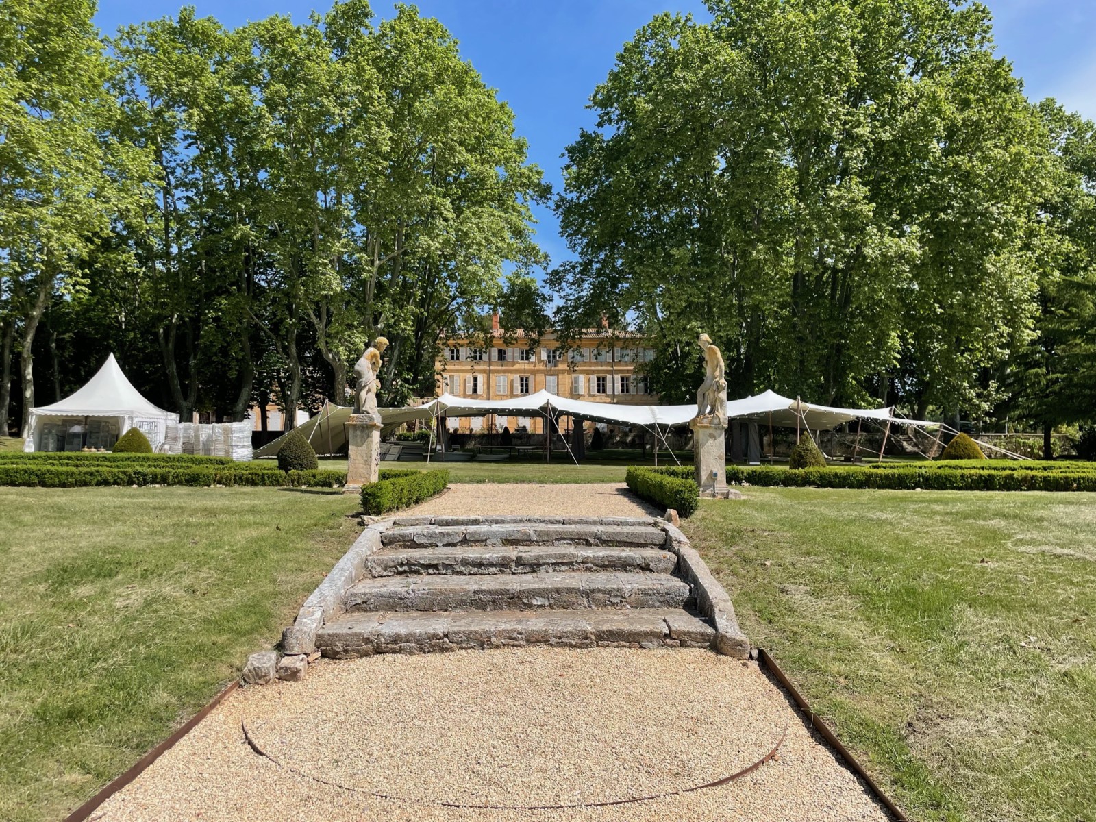 Aménagement sur mesure d'un jardin pour un domaine avec création de terrasse et plantation à Aix-en-Provence