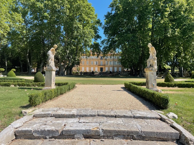 Aménagement sur mesure d'un jardin pour un domaine avec création de terrasse et plantation à Aix-en-Provence