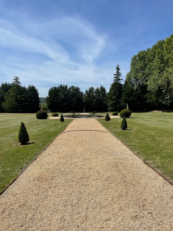 Aménagement sur mesure d'un jardin pour un domaine avec création de terrasse et plantation à Aix-en-Provence