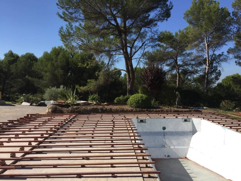 Création et aménagement d'un jardin avec création d'un terrasse en bois  et pose de gazon sur la commune de Saint Marc Jaumegarde