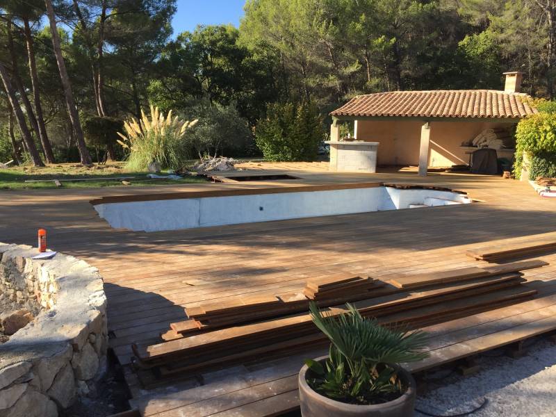 Création et aménagement d'un jardin avec création d'un terrasse en bois  et pose de gazon sur la commune de Saint Marc Jaumegarde