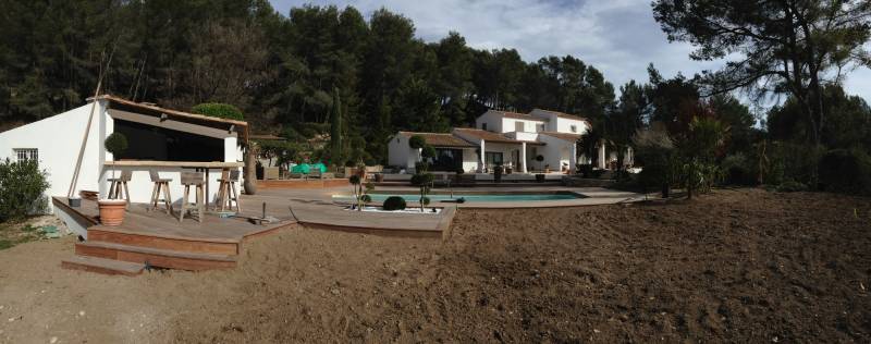 Création et aménagement d'un jardin avec création d'un terrasse en bois  et pose de gazon sur la commune de Saint Marc Jaumegarde