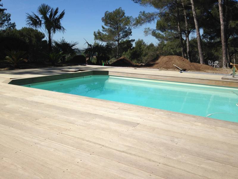 Création et aménagement d'un jardin avec création d'un terrasse en bois  et pose de gazon sur la commune de Saint Marc Jaumegarde
