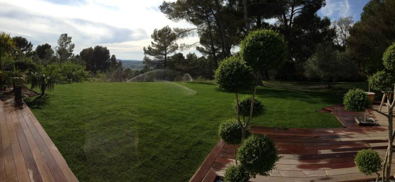 Création et aménagement d'un jardin avec création d'un terrasse en bois  et pose de gazon sur la commune de Saint Marc Jaumegarde