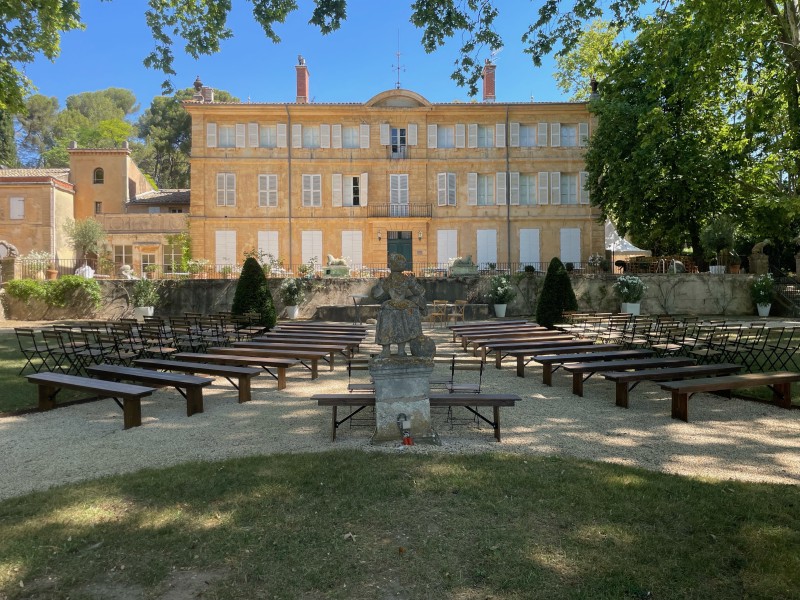 Aménagement sur mesure d'un jardin pour un domaine avec création de terrasse et plantation à Aix-en-Provence